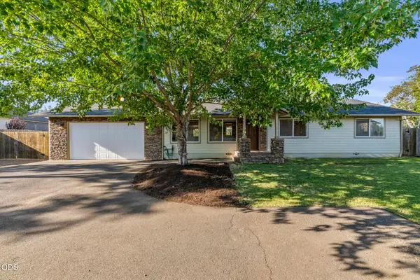 36 Wildwood Drive, Eagle Point, OR 97524
