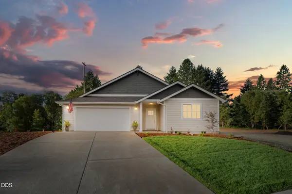 1107 Cascade Loop, Cave Junction, OR 97523