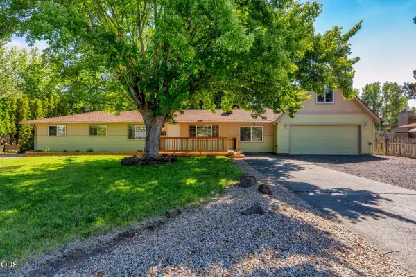1730 SW Canyon Drive, Redmond, OR 97756