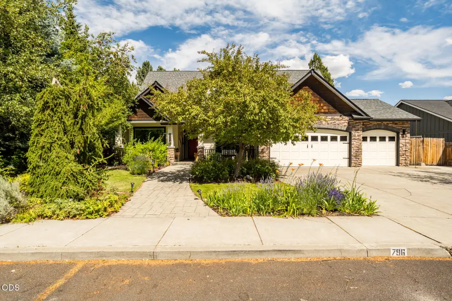 796 SE Briarwood Court, Bend, OR 97702 - #2