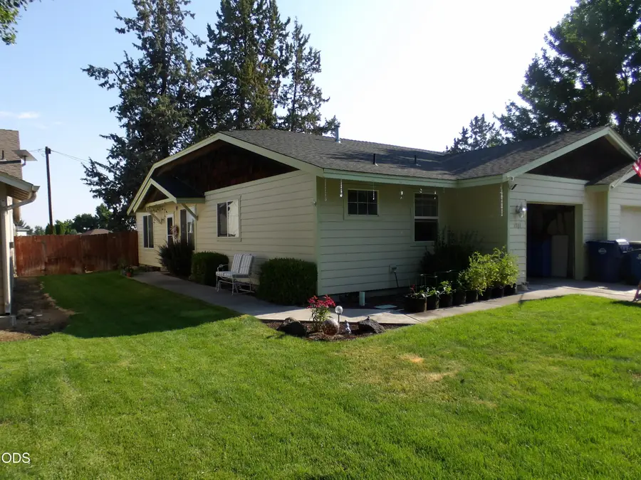 1929 NW Elm Avenue, Redmond, OR 97756 - #2