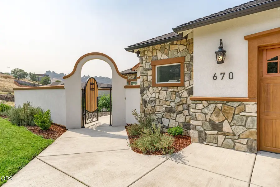 670 Forest Ridge Drive, Medford, OR 97504 - #3