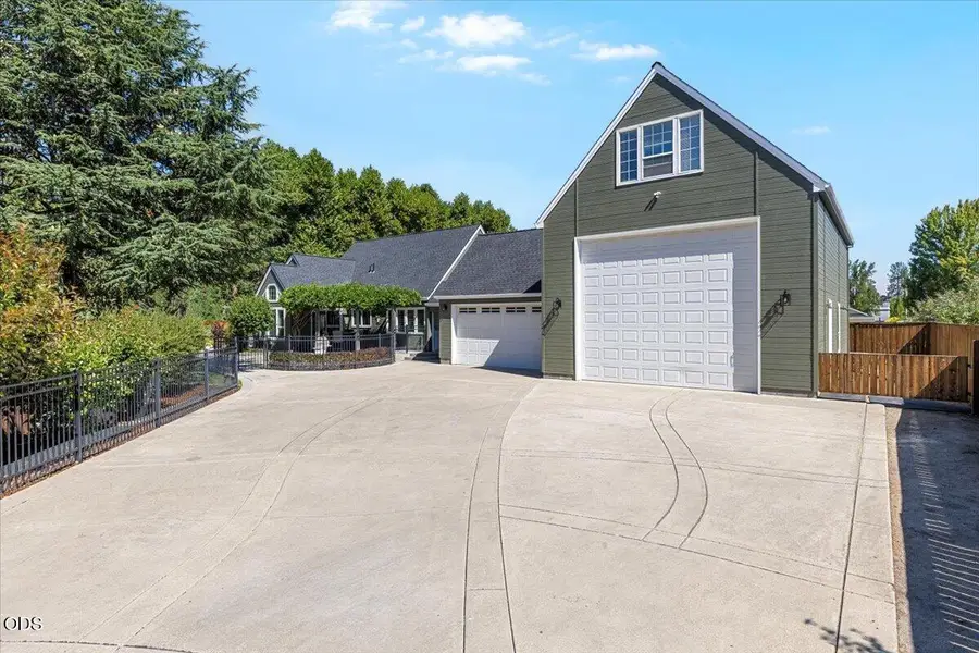 345 Meadow Lark Way, Central Point, OR 97502 - #2