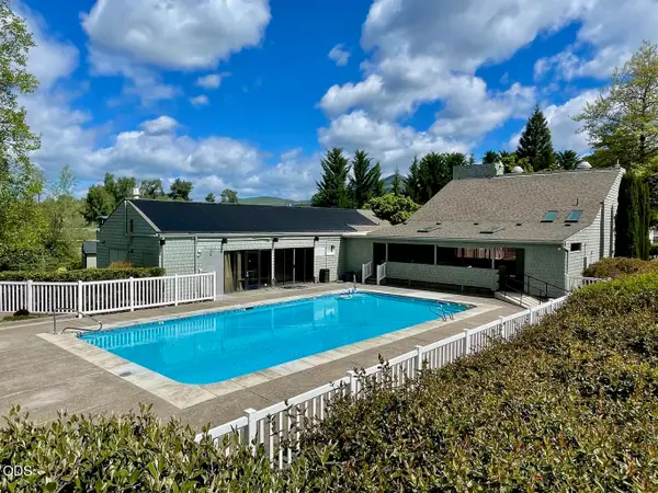 2446 Heritage Way, Medford, OR 97504