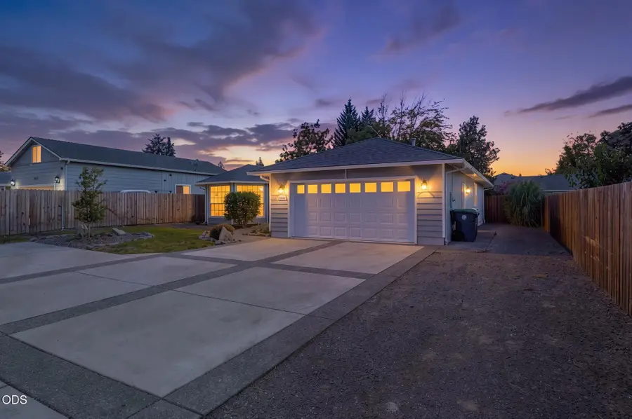 1057 Brookdale Avenue, Medford, OR 97504 - #2