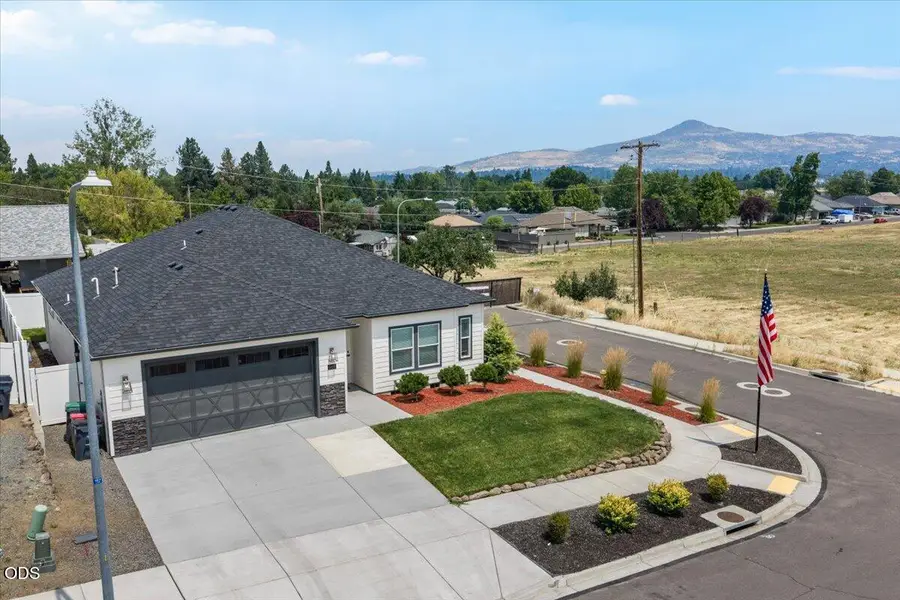 608 Nobility Drive, Medford, OR 97501 - #3