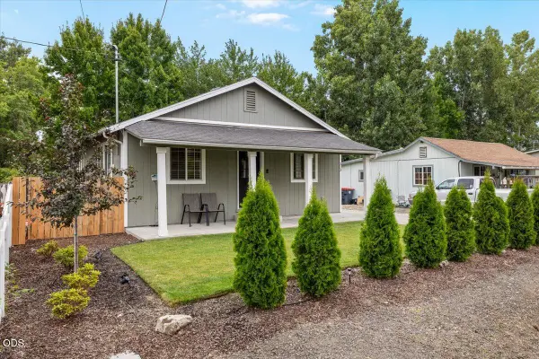 313 Berrydale Avenue, Medford, OR 97501
