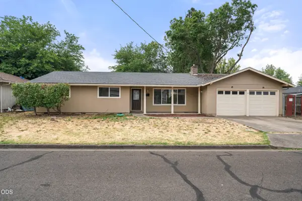 110 Victoria Way, Central Point, OR 97502