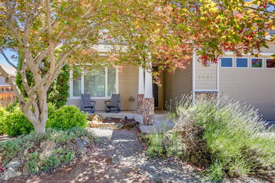 1007 Highbury Drive, Medford, OR 97501 - #2