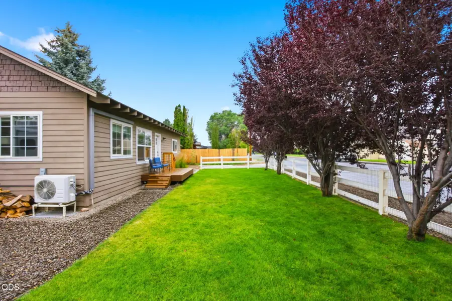 327 NW Elm Avenue, Redmond, OR 97756 - #2