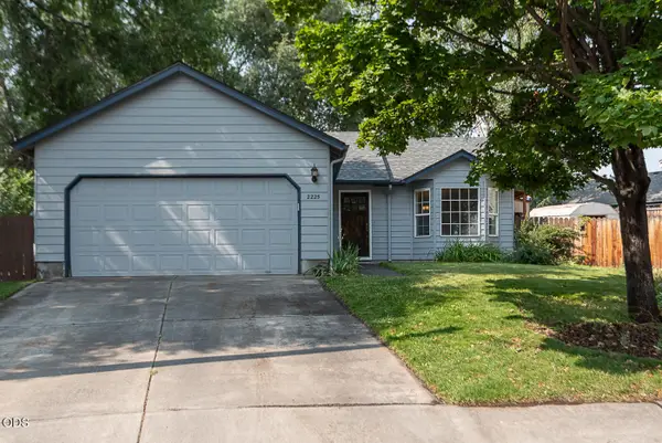 2225 SW 30th Court, Redmond, OR 97756