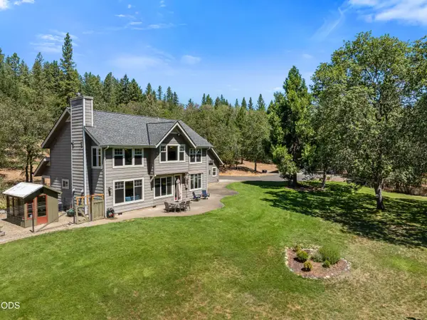 375 Mountain Paradise Drive, Grants Pass, OR 97526