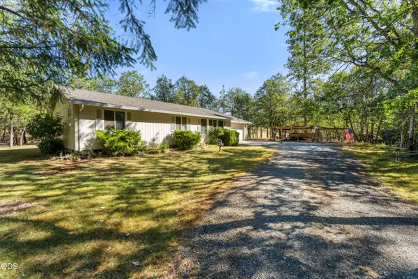 7606 Monument Drive, Grants Pass, OR 97526