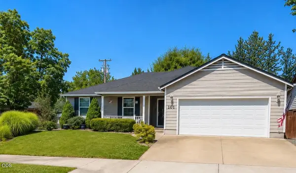 101 Aberdeen Lane, Eagle Point, OR 97524
