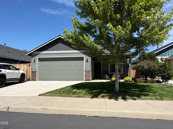 2955 NW Hemlock Avenue, Redmond, OR 97756