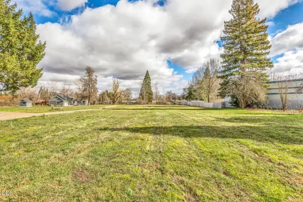 Cascade Drive, Central Point, OR 97502