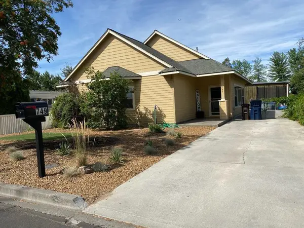 749 NW 8th Street, Redmond, OR 97756