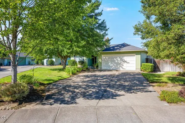 3031 Cheltenham Way, Medford, OR 97504