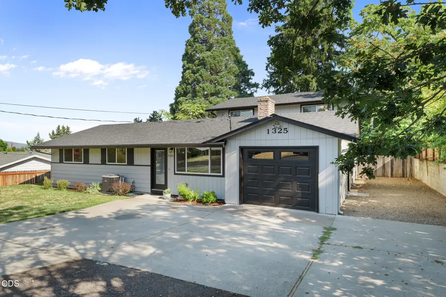 1325 Ridge Way, Medford, OR 97504 - #2