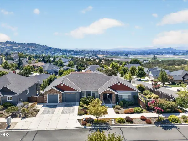 4200 Falcon Ridge Terrace, Medford, OR 97504