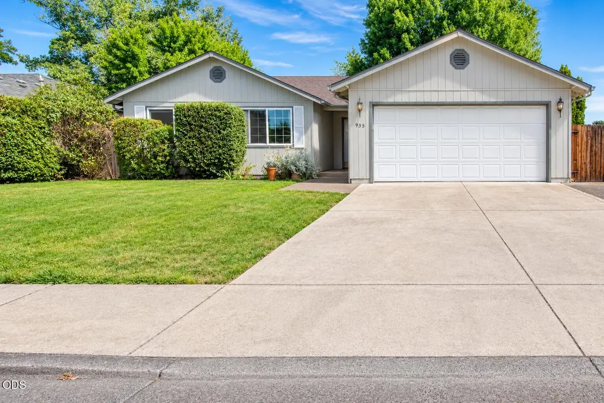 935 Pittview Avenue, Central Point, OR 97502 - #1