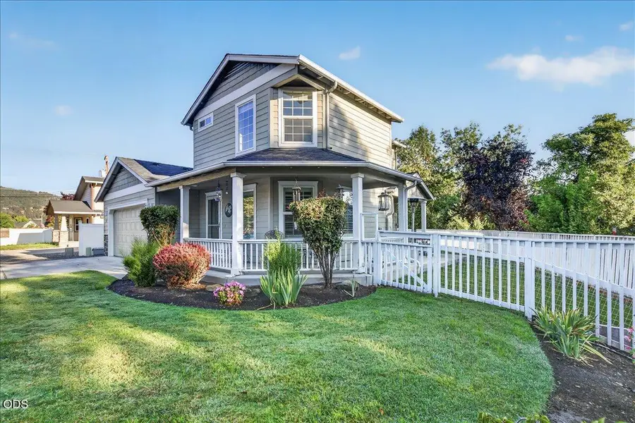 207 Maxwell Place, Central Point, OR 97502 - #3