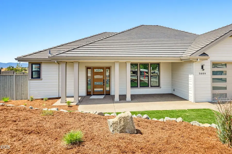 5609 Fallbrook Lane, Medford, OR 97504 - #2