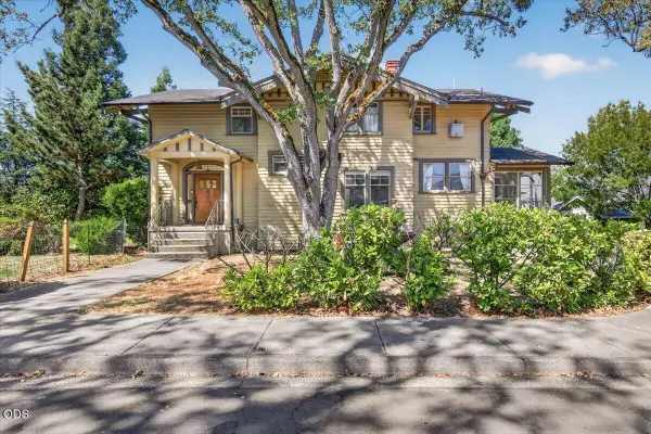 711 N Keeneway Drive, Medford, OR 97504