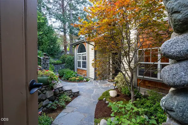1071 Wildwood Way, Ashland, OR 97520
