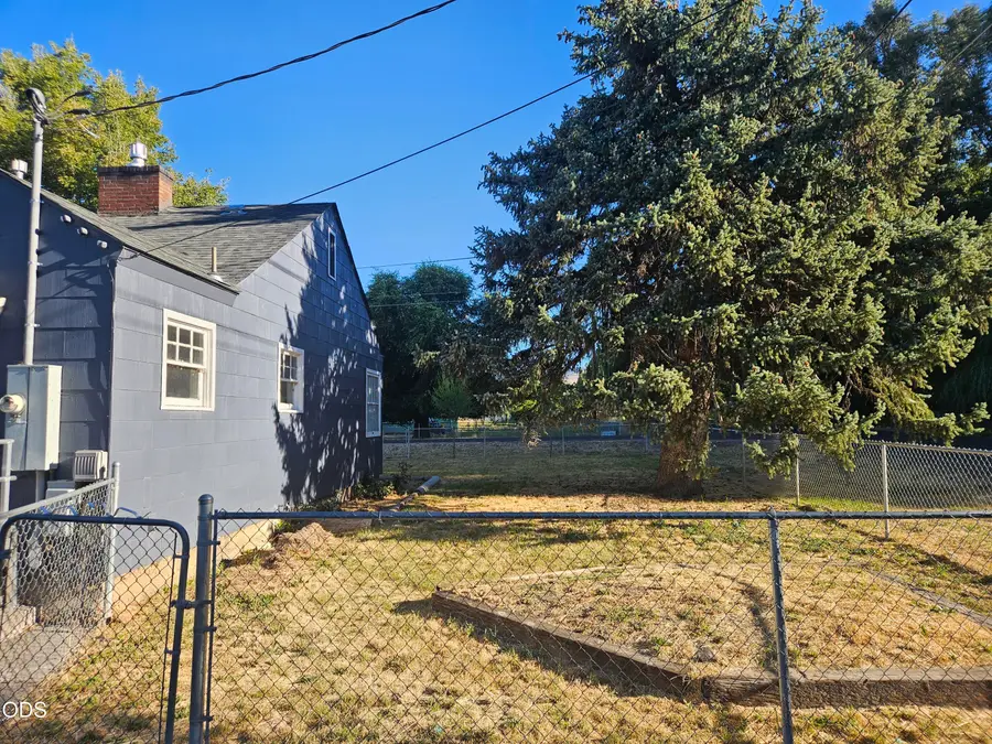 4688 Thompson Avenue, Klamath Falls, OR 97603 - #2