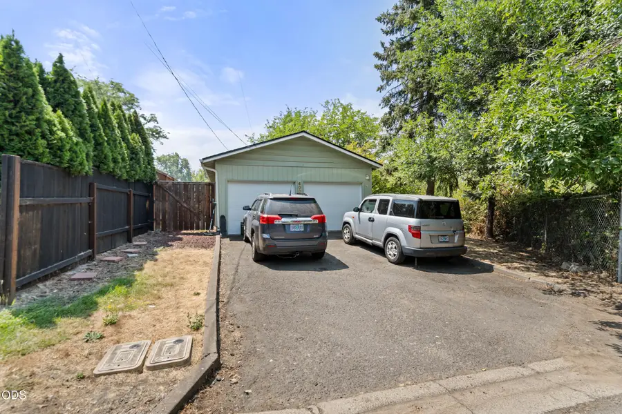 400 S Rose Street #A-B, Phoenix, OR 97535 - #3