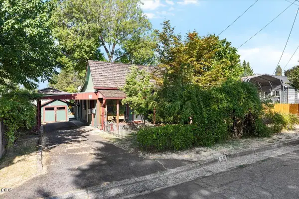 438 NE 11th Street, Grants Pass, OR 97526