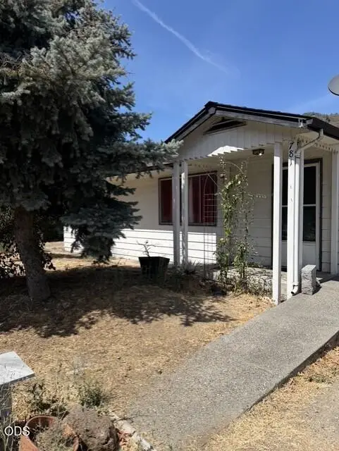 781 N 2nd Avenue, Gold Hill, OR 97525