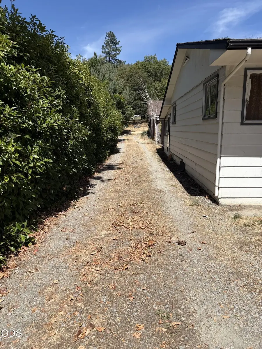 781 N 2nd Avenue, Gold Hill, OR 97525 - #2