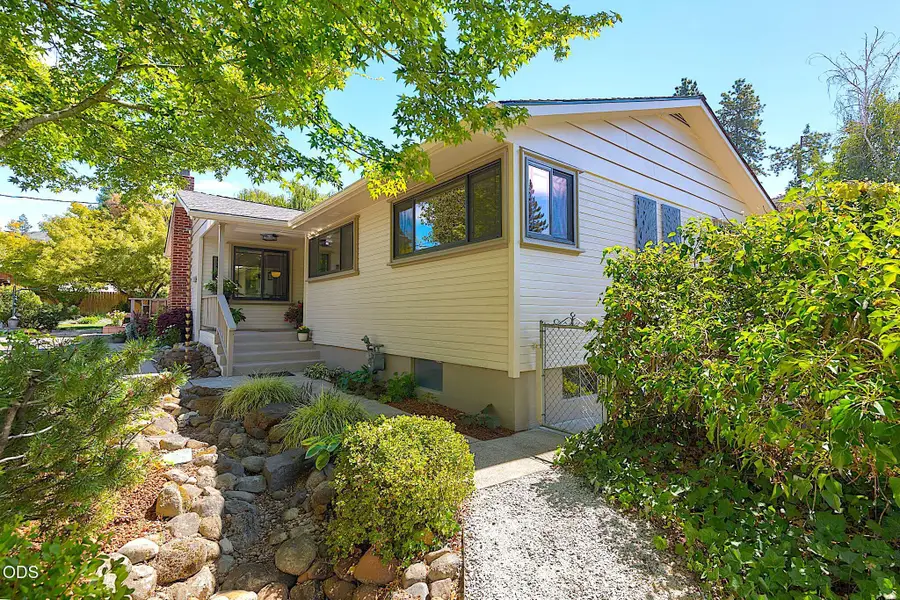 1027 NW Hawthorne Avenue, Grants Pass, OR 97526 - #2