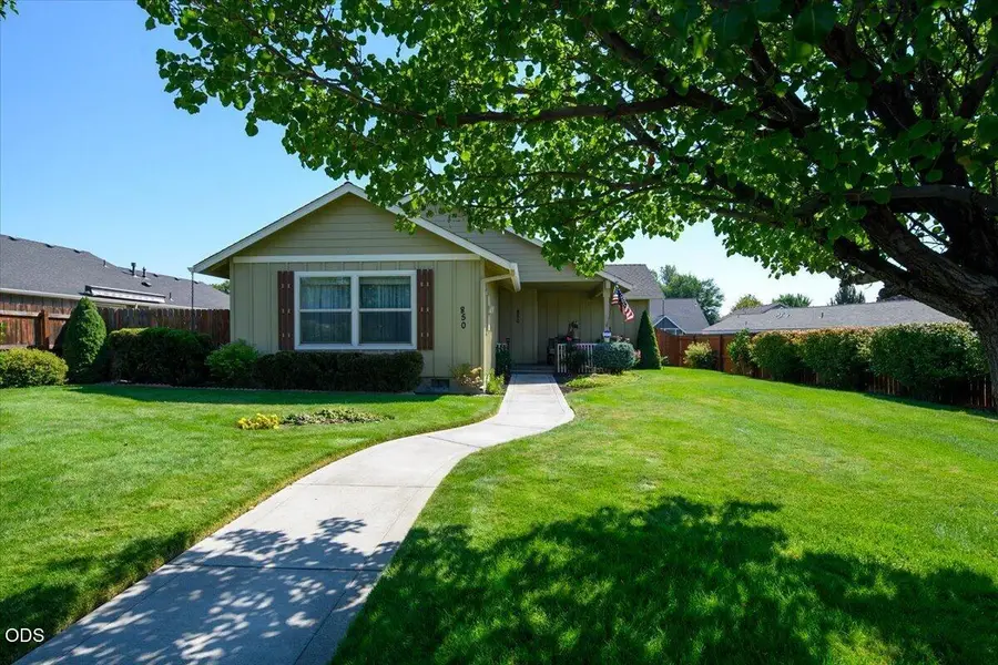 850 NW Quince Avenue, Redmond, OR 97756 - #2
