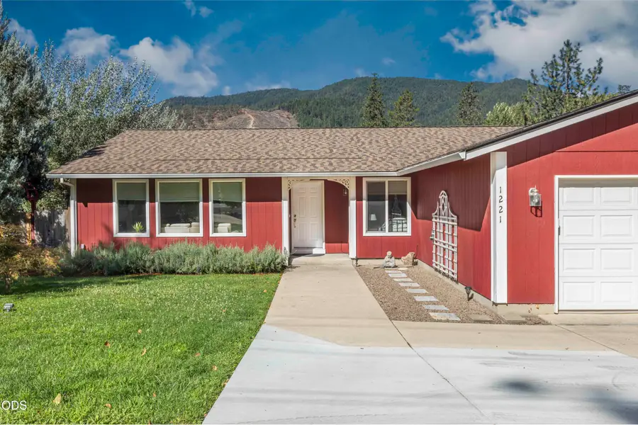 1221 E Evans Creek Road, Rogue River, OR 97537 - #3