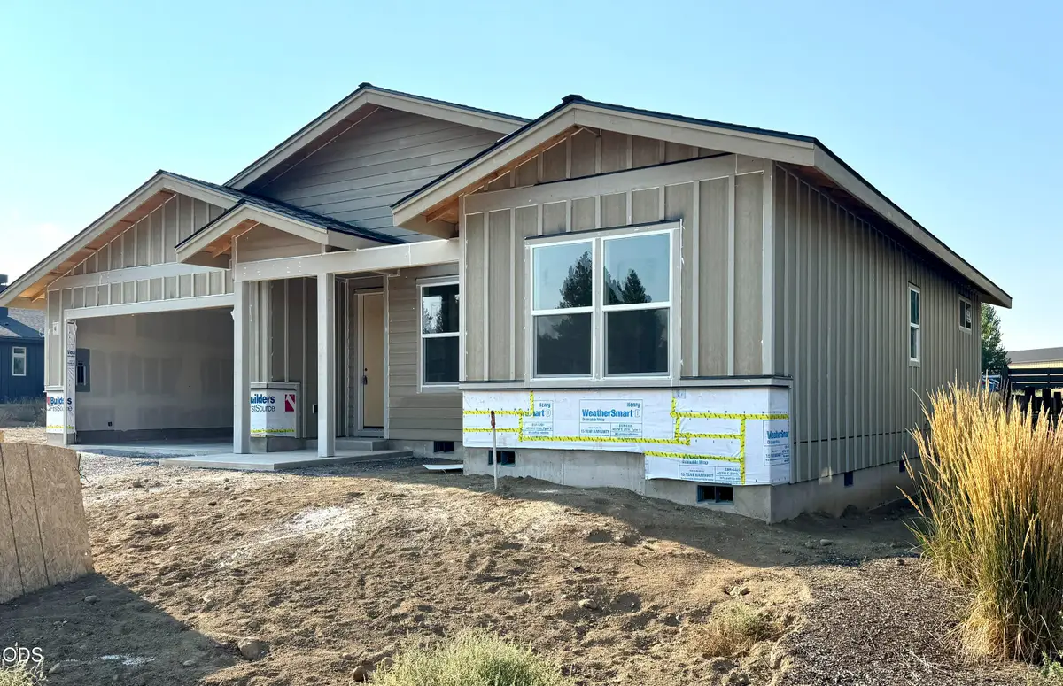 351 E Diamond Peak Avenue, Sisters, OR 97759 - #1