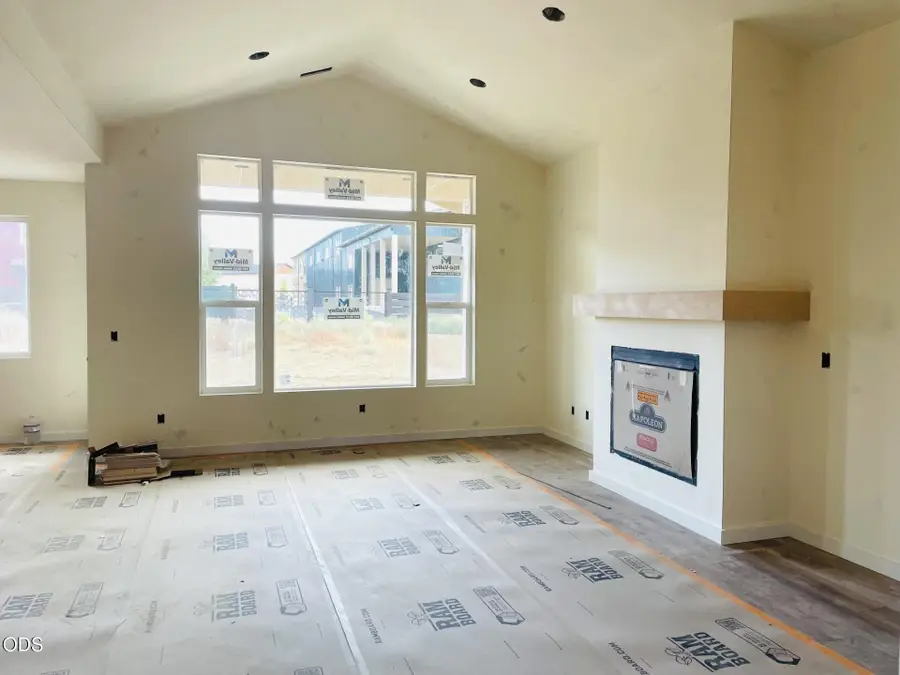 351 E Diamond Peak Avenue, Sisters, OR 97759 - #2