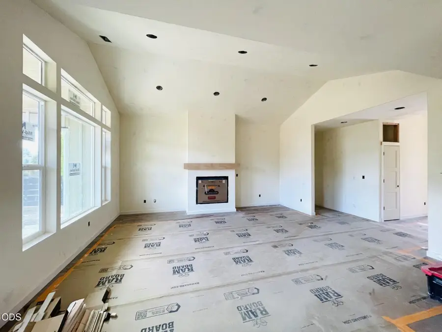 351 E Diamond Peak Avenue, Sisters, OR 97759 - #3