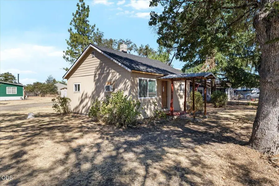 6607 Pinehurst Street, Central Point, OR 97502 - #2