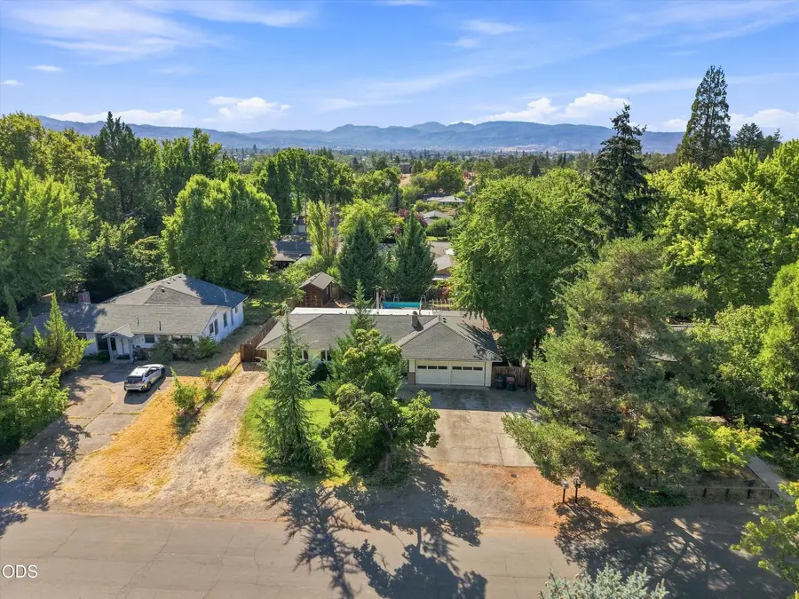 416 Ardmore Avenue, Medford, OR 97504 - #2