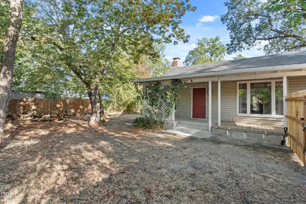 254 SW Rogue River Avenue, Grants Pass, OR 97526