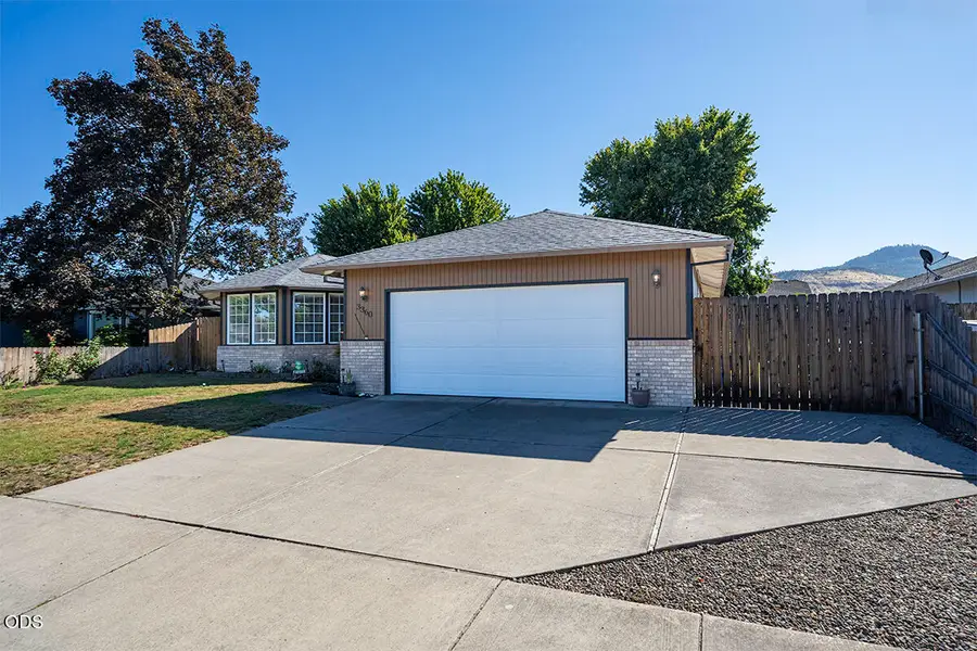 3360 Wellington Drive, Medford, OR 97504 - #3