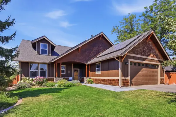 2238 NW Oak Avenue, Redmond, OR 97756