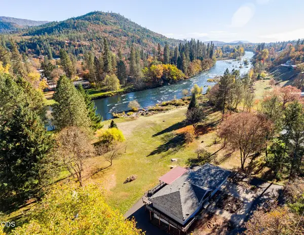 7266 Rogue River Drive, Shady Cove, OR 97539