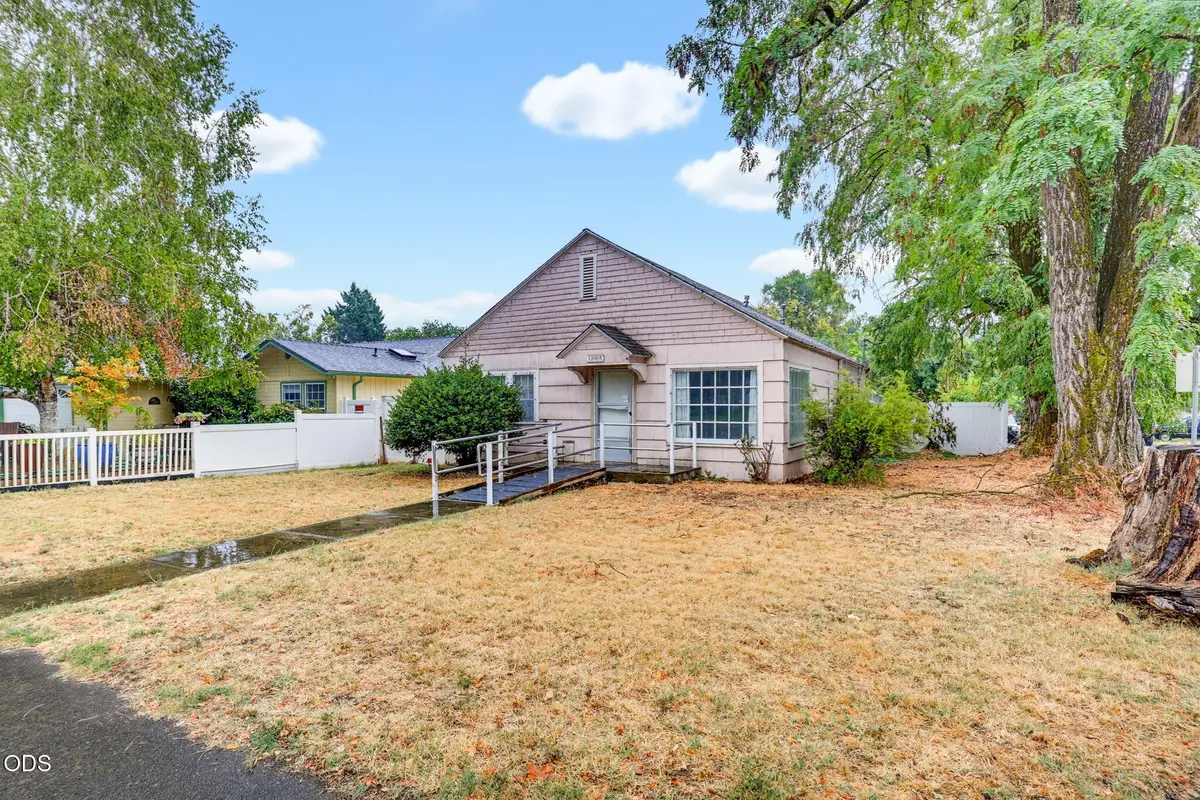 305 E Park Street, Grants Pass, OR 97527 - #1