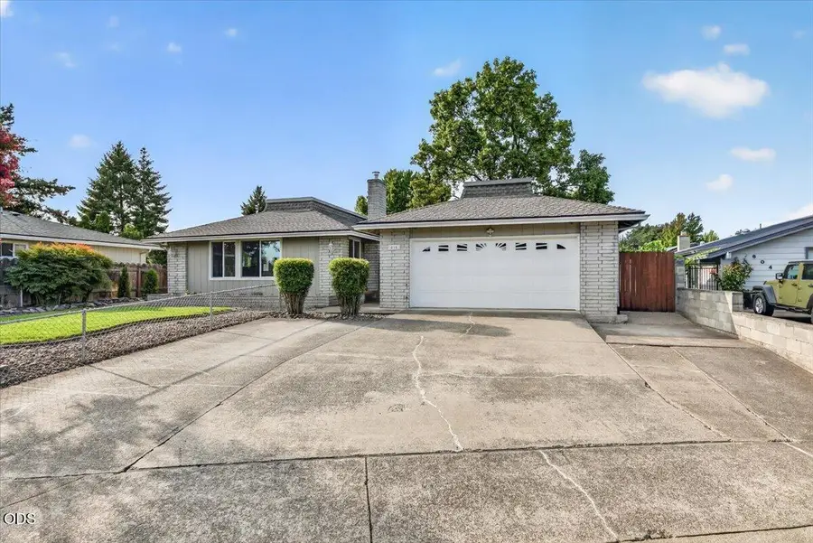 616 Hemlock Avenue, Central Point, OR 97502 - #2