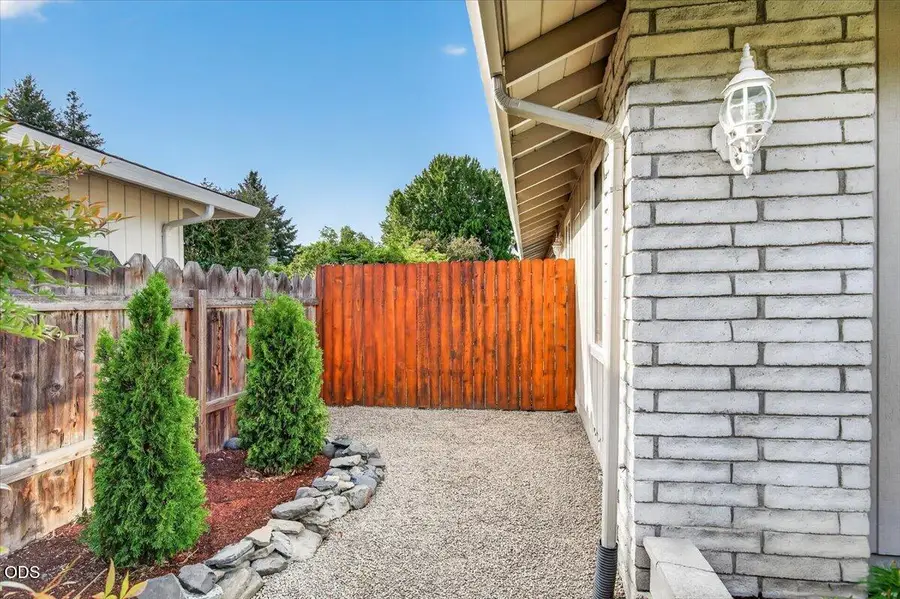 616 Hemlock Avenue, Central Point, OR 97502 - #3