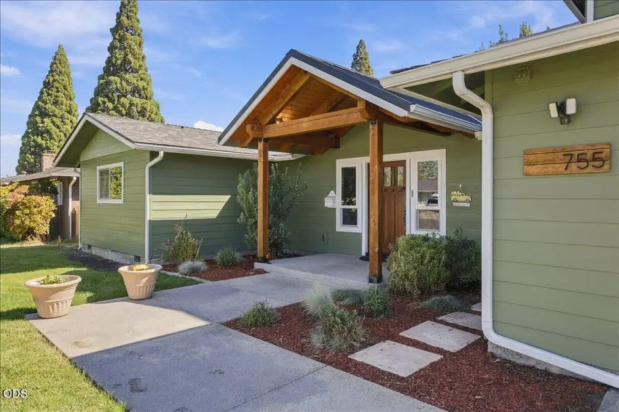 755 S 4th Street, Central Point, OR 97502 - #3